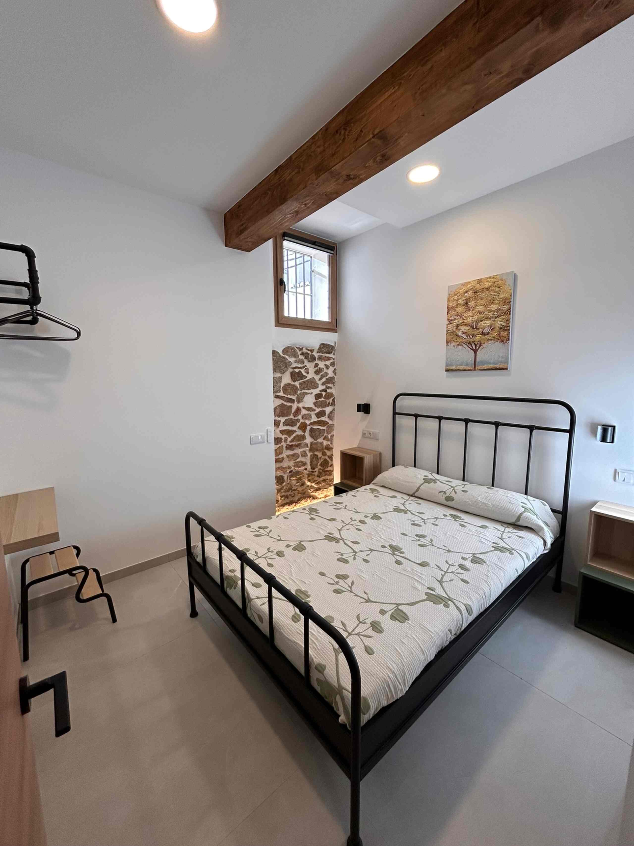 Dormitorio de alojamiento turístico con vigas de madera