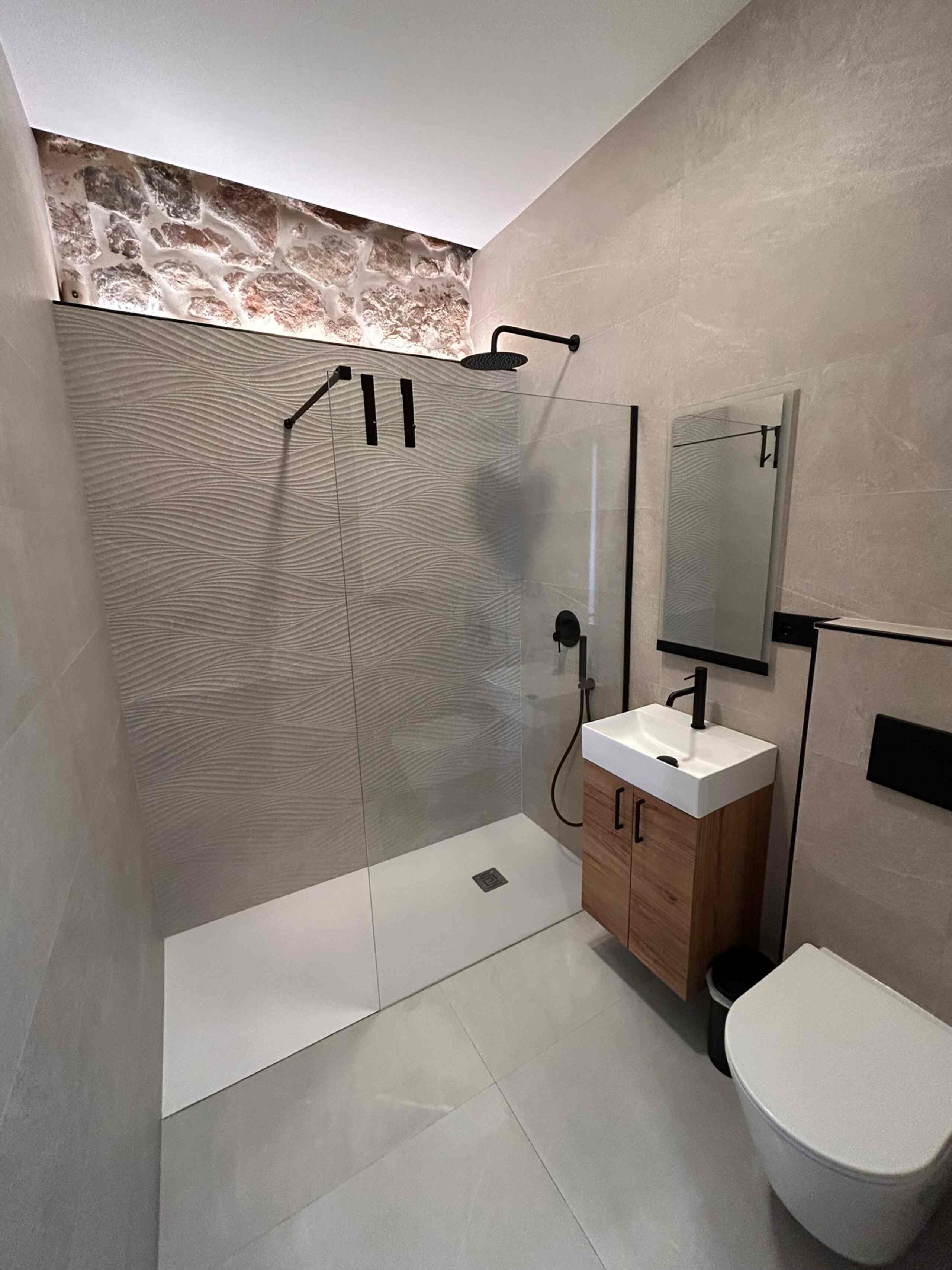 Baño con ducha de alojamiento turístico