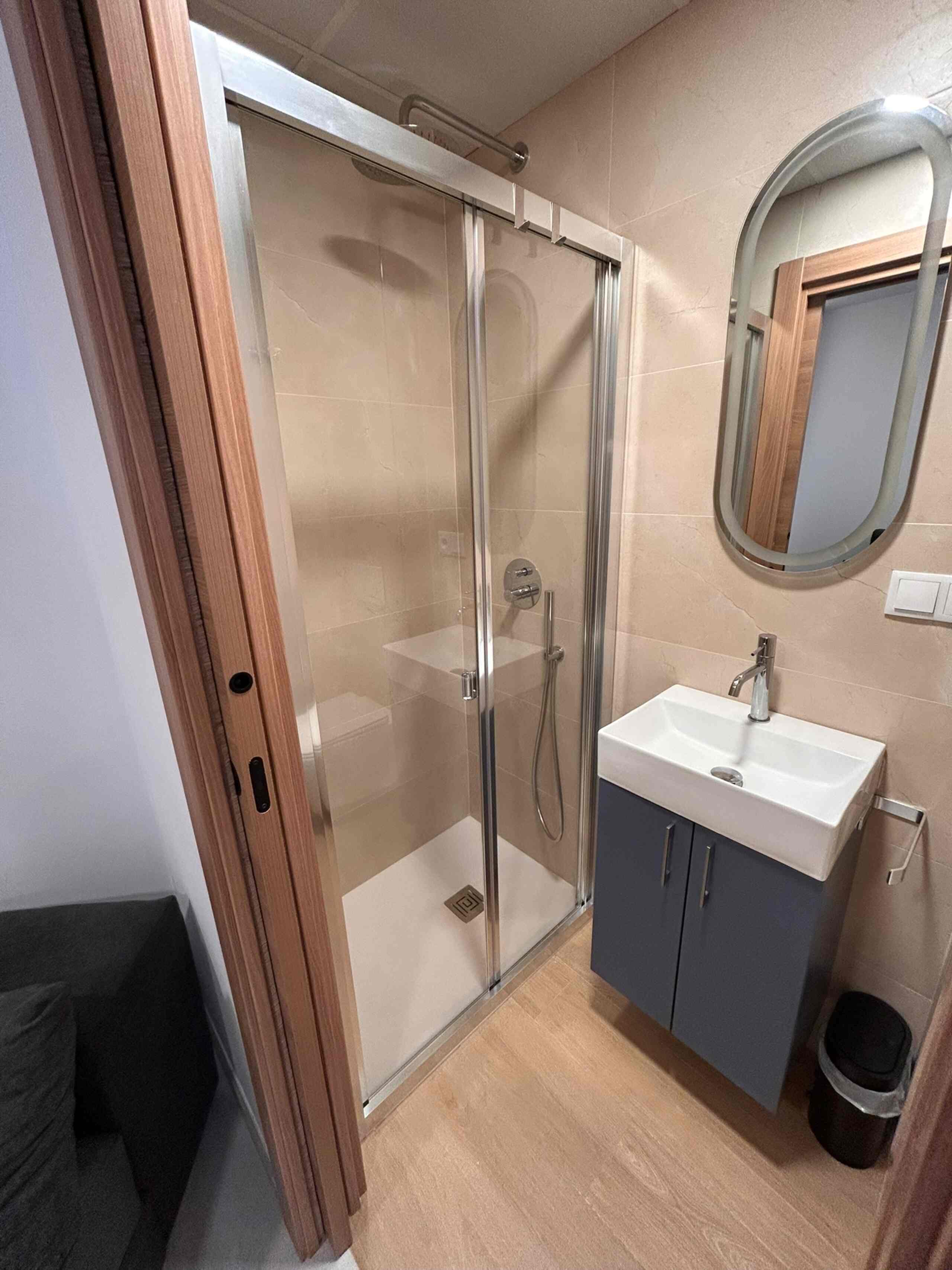 Baño con mampara de ducha de alojamiento turístico